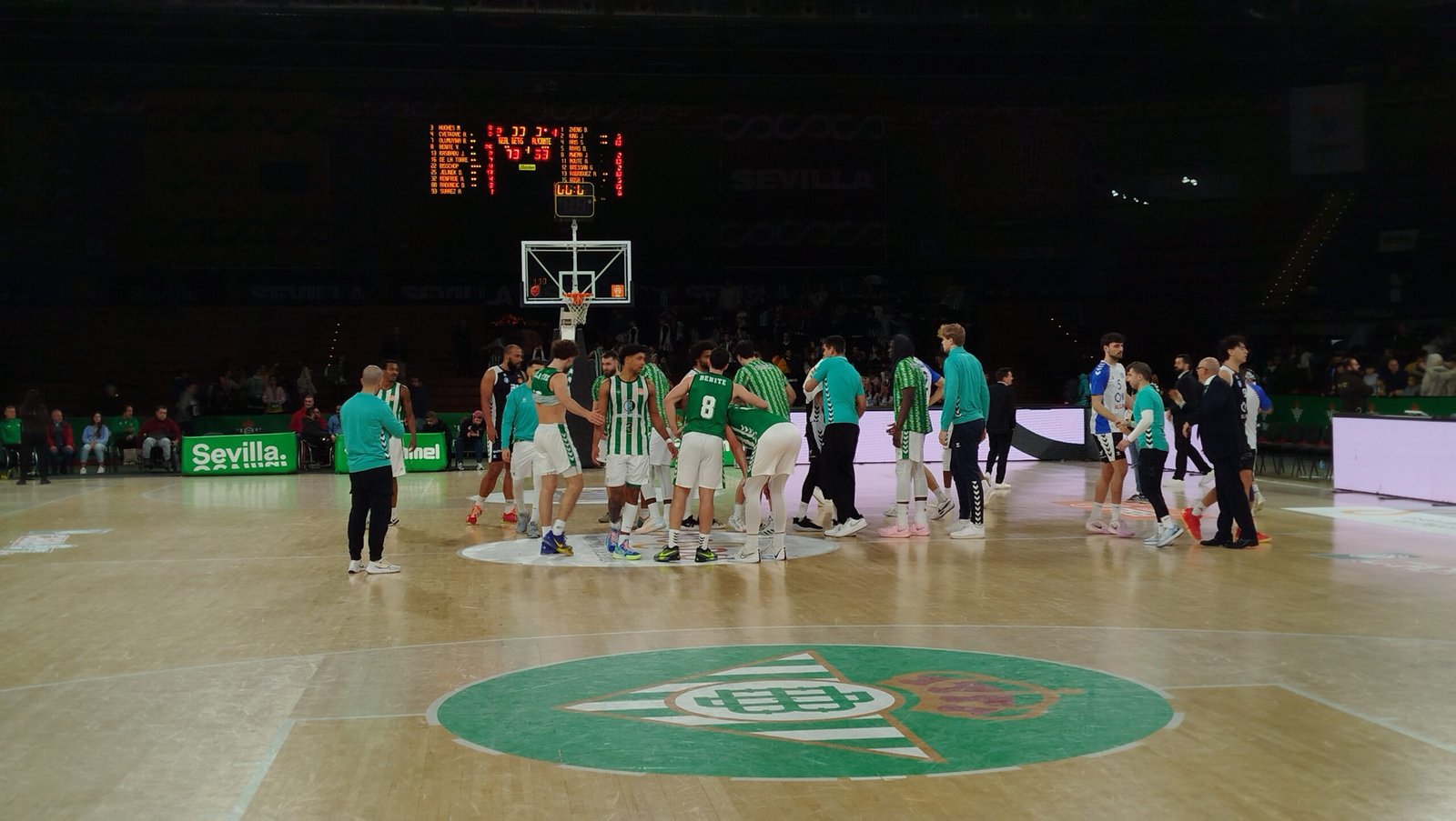 Los jugadores del Betis Baloncesto celebran la victoria conseguida como locales en la jornada 18 de Primera FEB ante Alicante.