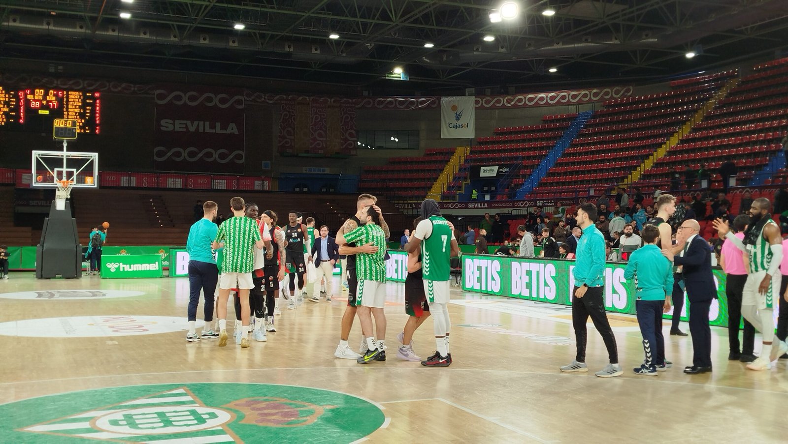 Benite y Bulic se saludan tras la victoria del Betis Baloncesto contra Alega Cantabria en la jornada 20 de Primera FEB.