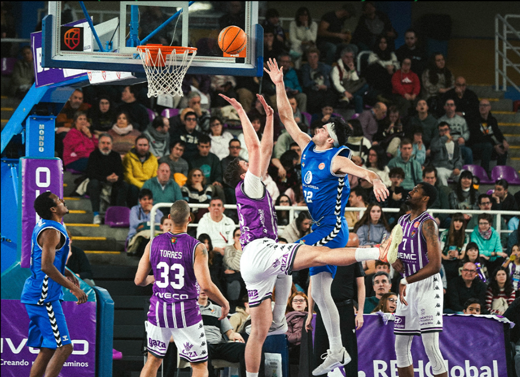 DeBisschop lanza ante la oposición de jugadores del Valladolid Baloncesto, en la jornada 19 de Primera FEB disputada en el pabellón Pisuerga. | Imagen de X: @RealBetisBasket