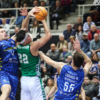 DeBisschop pelea con Sanz y Lobaco un rebote durante el partido de la jornada 21 de Primera FEB entre Oviedo y Real Betis Baloncesto. | Imagen X: @RealBetisBasket