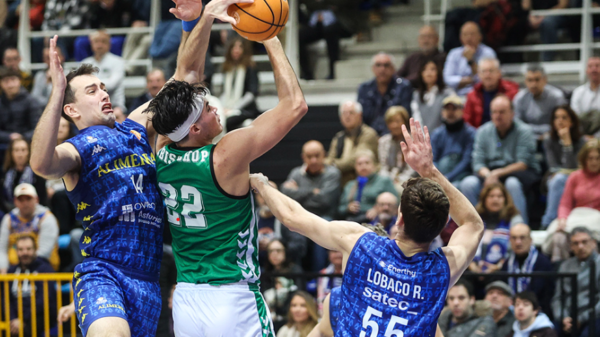 DeBisschop pelea con Sanz y Lobaco un rebote durante el partido de la jornada 21 de Primera FEB entre Oviedo y Real Betis Baloncesto. | Imagen X: @RealBetisBasket