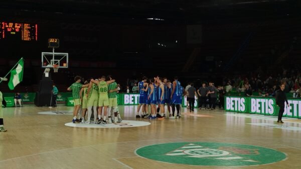 Los jugadores del Betis Baloncesto se reúnen en el centro de la cancha tras la victoria en la jornada 22 de Primera FEB ante Gipuzkoa Basket.