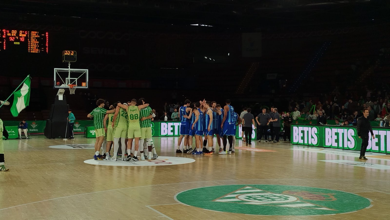 Los jugadores del Betis Baloncesto se reúnen en el centro de la cancha tras la victoria en la jornada 22 de Primera FEB ante Gipuzkoa Basket.