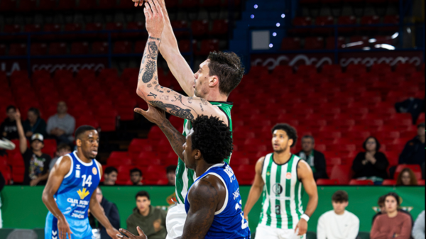 Suárez lanza presionado por Walker en el partido de la jornada 24 que el Betis Baloncesto ganó a Caja Rural Zamora. | Imagen de X (Twitter): @RealBetisBasket