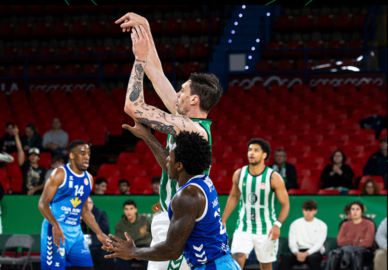 Suárez lanza presionado por Walker en el partido de la jornada 24 que el Betis Baloncesto ganó a Caja Rural Zamora. | Imagen de X (Twitter): @RealBetisBasket