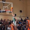 Brooks DeBisschop se levanta bajo canasta en el Pabellón Alameda de Morón, en el derbi de la jornada 31 de Primera FEB ganado por el Betis Baloncesto. | Imagen: Antonio Martín.