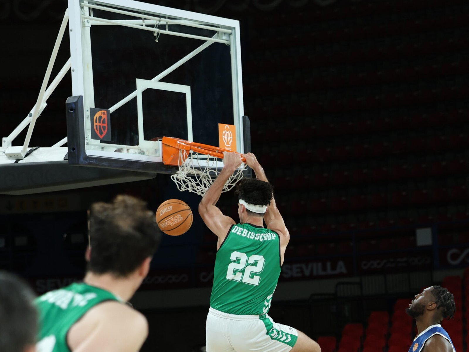 Brooks DeBisschop se cuelga del aro rival en el partido de la jornada 33 de Primera FEB en el que el Real Betis Baloncesto ganó en casa a Flexicar Fuenlabrada. | Imagen: Antonio Martín PT.