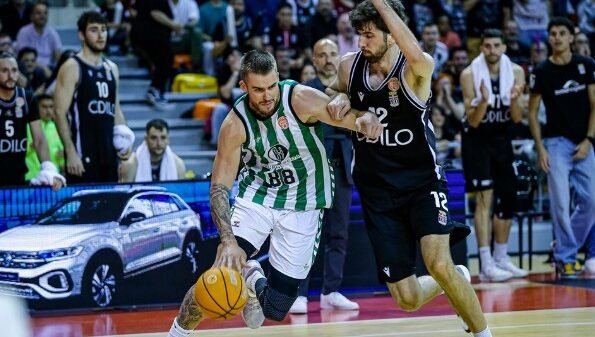 Dino Radoncic bota ante Gabi Gil en el partido 3 de Playoffs entre Betis Baloncesto y Cartagena. | Imagen de X (Twitter): @RealBetisBasket
