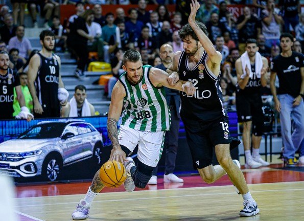Dino Radoncic bota ante Gabi Gil en el partido 3 de Playoffs entre Betis Baloncesto y Cartagena. | Imagen de X (Twitter): @RealBetisBasket