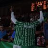 Jonathan Kasibabu y Brooks DeBisschop (detrás), del Betis Baloncesto, celebran con su afición tras ganar el 5º partido de cuartos de final de playoffs contra Cartagena.