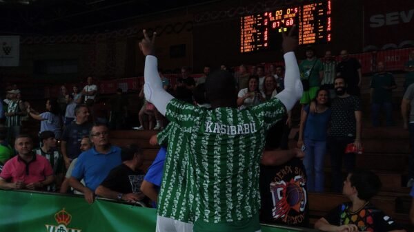 Jonathan Kasibabu y Brooks DeBisschop (detrás), del Betis Baloncesto, celebran con su afición tras ganar el 5º partido de cuartos de final de playoffs contra Cartagena.