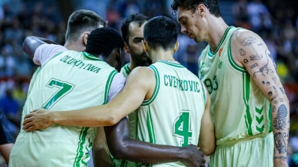 Los jugadores del Betis Baloncesto hacen piña durante el partido 4 de cuartos de final de playoffs contra Cartagena. | Imagen de X (Twitter): @RealBetisBasket