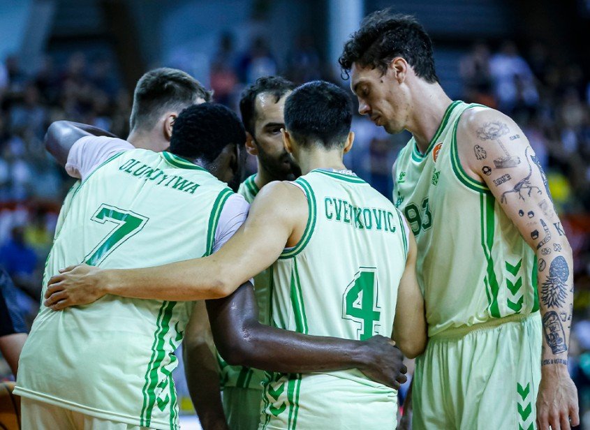 Los jugadores del Betis Baloncesto hacen piña durante el partido 4 de cuartos de final de playoffs contra Cartagena. | Imagen de X (Twitter): @RealBetisBasket