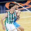 Álex Suárez y Héctor Alderete pelean por un rebote durante la primera semifinal de la Final Four de la temporada 2024-25, disputada en la Caja Mágica de Madrid. | Imagen: FEB.