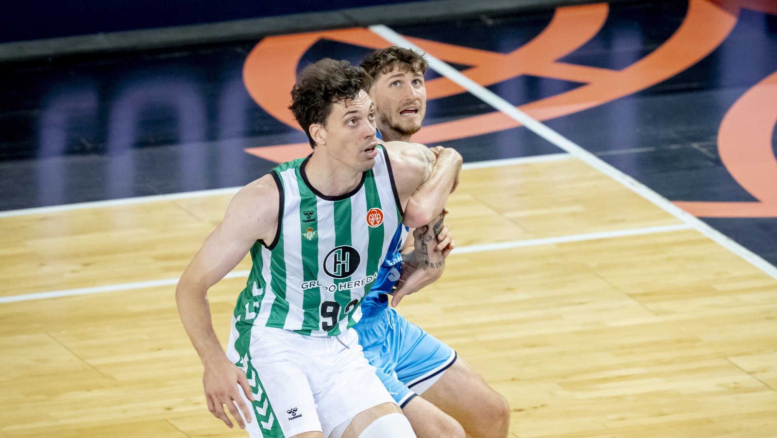 Álex Suárez y Héctor Alderete pelean por un rebote durante la primera semifinal de la Final Four de la temporada 2024-25, disputada en la Caja Mágica de Madrid. | Imagen: FEB.