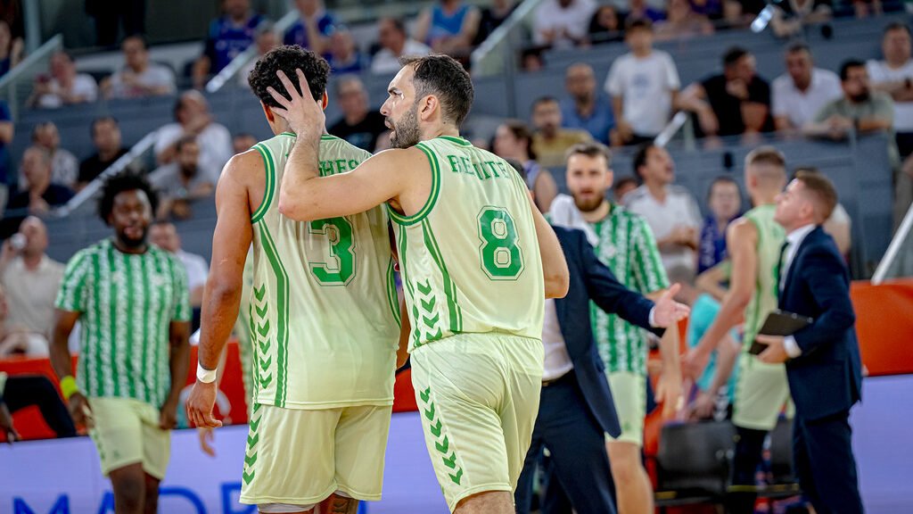 Vítor Benite, MVP de la final, anima a Mark Hughes durante el encuentro definitivo ante Fuenlabrada. | Imagen: FEB.