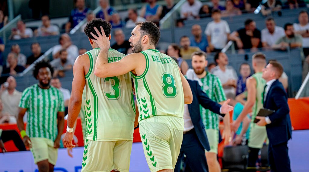 Vítor Benite, MVP de la final, anima a Mark Hughes durante el encuentro definitivo ante Fuenlabrada. | Imagen: FEB.