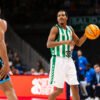 Renfroe bota ante Granger, durante el partido de ida de liga entre Estudiantes y Betis en la temporada 2024-25. | Imagen de Movistar Estudiantes.