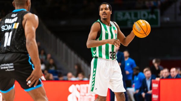 Renfroe bota ante Granger, durante el partido de ida de liga entre Estudiantes y Betis en la temporada 2024-25. | Imagen de Movistar Estudiantes.