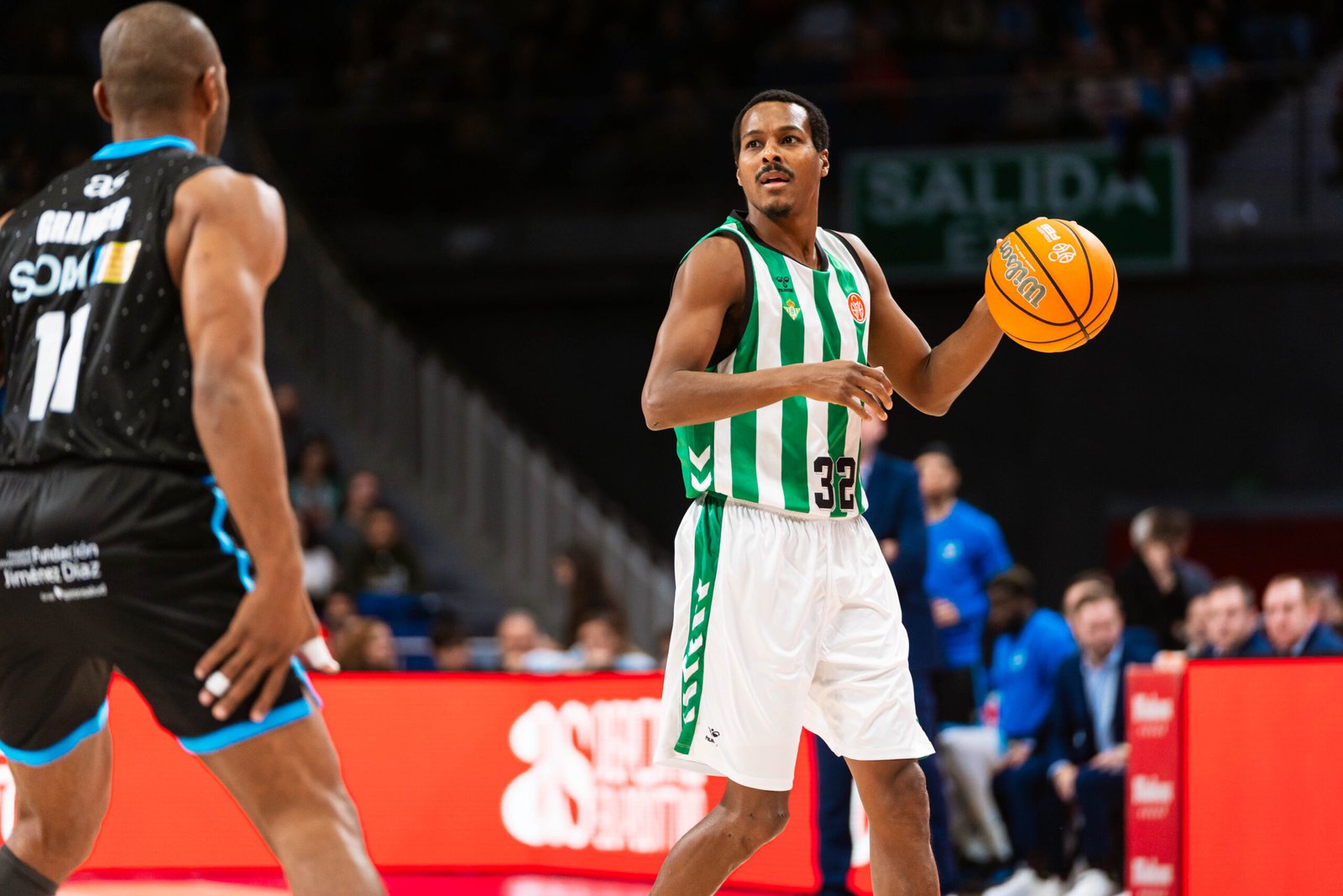 Renfroe bota ante Granger, durante el partido de ida de liga entre Estudiantes y Betis en la temporada 2024-25. | Imagen de Movistar Estudiantes.