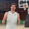 Álex Suárez, ala-pívot del Betis Baloncesto, posa en el pabellón de San Pablo días antes de la Final Four de la temporada 2024-25. | Imagen de Víctor Mateo.