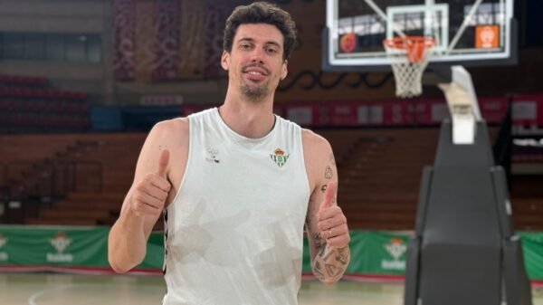 Álex Suárez, ala-pívot del Betis Baloncesto, posa en el pabellón de San Pablo días antes de la Final Four de la temporada 2024-25.