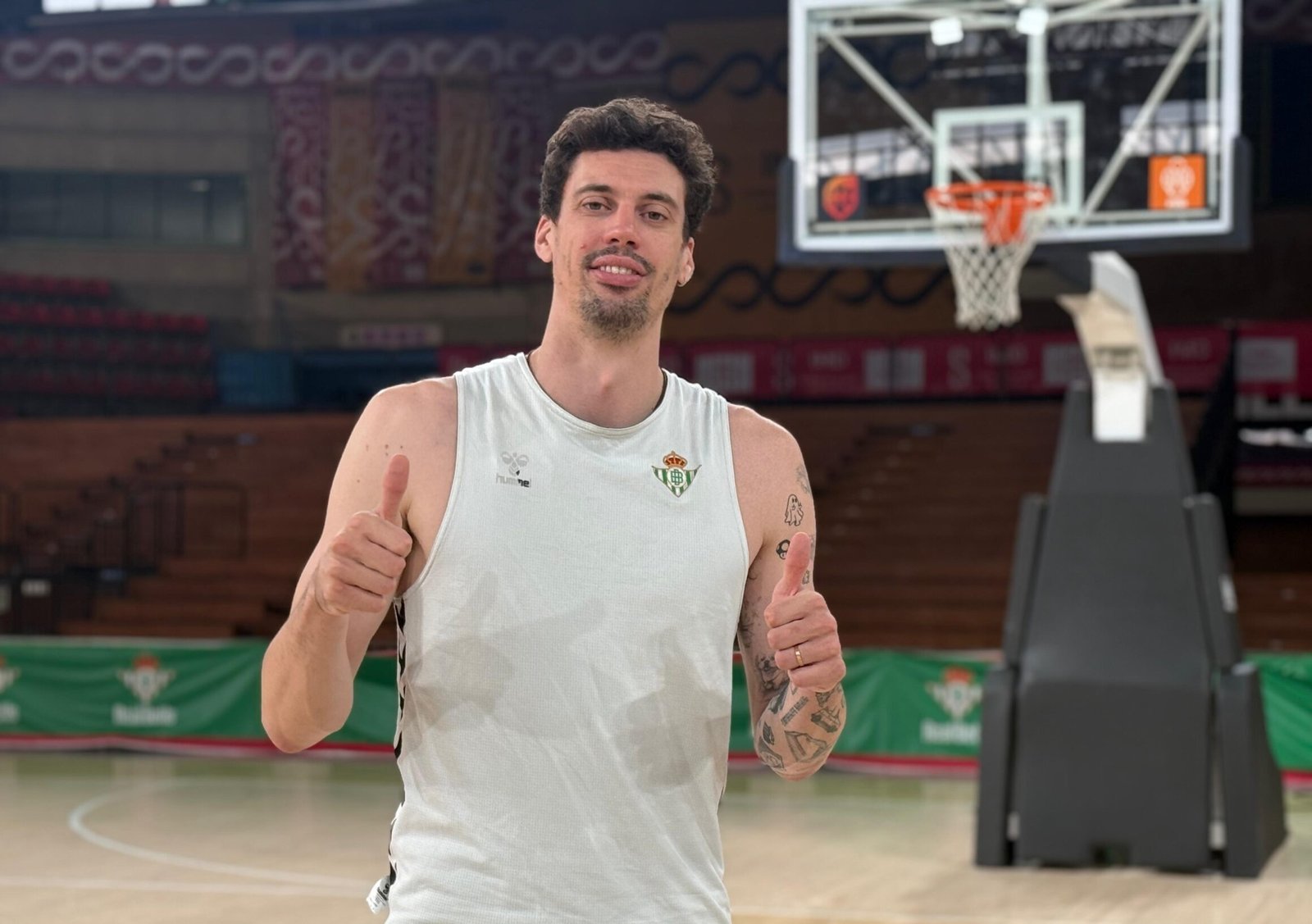 Álex Suárez, ala-pívot del Betis Baloncesto, posa en el pabellón de San Pablo días antes de la Final Four de la temporada 2024-25. | Imagen de Víctor Mateo.