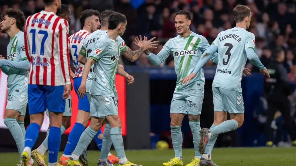 El Real Betis celebrando su gol frente al Atlético de Madrid. Vía El Desmarque.